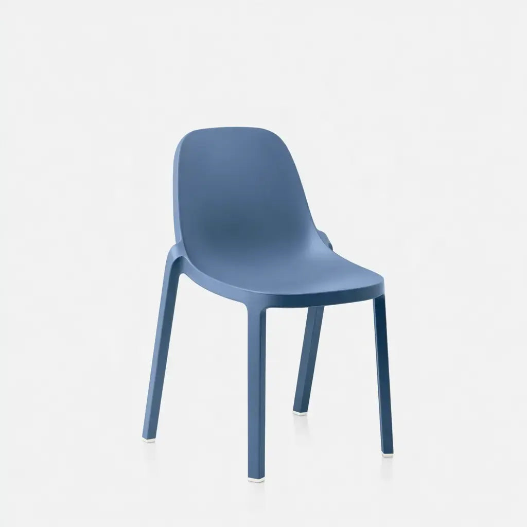 Silla con respaldo liso y patas rectas - azul